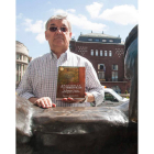 Crescencio Miguélez Baños, con su libro. F. OTERO PERANDONES