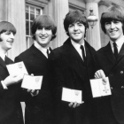 Ringo Starr, John Lennon, Paul McCartney y George Harrison, con la Oden del Imperio británico, en octubre de 1965.