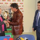 José María García y Rafa Guerrero sostienen la Copa del Mundo observados por Óscar Campillo.