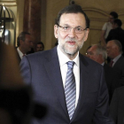 El presidente del Gobierno y del PP, Mariano Rajoy, a su llegada al desayuno informativo organizado por Nueva Economía Fórum en el que interviene el presidente de Baleares, José Ramón Bauzá y al que han asistido numerosos miembros del Gobierno.