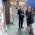 El consejero de Sanidad, Sáez Aguado, visita una exposición. r. v.