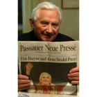 Georg Ratzinger, hermano del Papa, muestra un periódico con la noticia