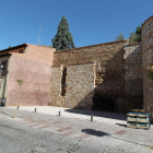 Detalle del tramo reconstruido de la muralla en Ruiz de Salazar que sufre continuos ataques vandálicos.