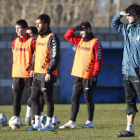 Ferrando, en primer plano, observa un entrenamiento de la Cultural
