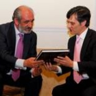 Santos Llamas, presidente de Caja España con Álvaro Castelo Branco, vicealcalde de Oporto