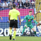 Jude Bellingham anota como recoge la imagen su segundo gol del partido para dar la victoria al Real Madrid contra el Barcelona. SIU WU