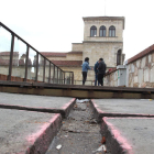 Los listones de madera del tramo paseable de la muralla en el entorno del Cid tienen un notable estado de abandono