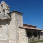 La iglesia restaurada de Llanos de Alba se encuentra en el centro de la localidad.