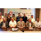 El presidente de la Diputación, Juan Martínez Majo, junto a los representantes de los municipios que cuentan con escuelas. MARCIANO PÉREZ