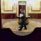 El vicepresidente Solbes pasea por los pasillos del Congreso antes de iniciarse el debate