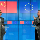 El ministro de Exteriores chino, Wang Yi, y la jefa de la diplomacia europea, Federica Mogherini, tras participar en la reunión estratégica de alto nivel UE-China este lunes 18-3-2019 en Bruselas.