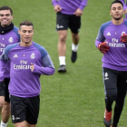 Ronaldo, junto a Pepe y Keylor Navas en el entrenamiento de este viernes en Valdebebas.