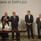 Fátima Báñez firma del acuerdo del programa de activacion para el empleo, ante Rajoy y representantes de los sindicatos y las patronales, en la Moncloa.