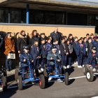 Los escolares, junto a representantes de la Policía Local, el Ayuntamiento y la Jefatura de Tráfico. DL