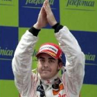 Alonso y Hamilton beben juntos al final de la carrera en el podio