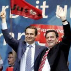 José Luis Zapatero saluda al público junto al canciller alemán Gerhard Schröder en Dortmund