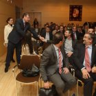 Silván saluda a los asistentes al llegar al acto.