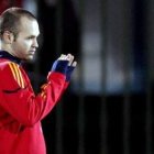 Iniesta realiza ejercicios para recuperarse de su lesión.