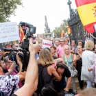 Un cámara de televisión es increpado durante la manifestación de España Ciudadana.