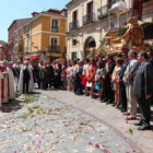 El cortejo, en su parada ante el altar de pétalos de rosas instalado en la plaza de San Martín.