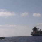 Imagen que muestra a una patrulla persiguiendo a la embarcación capturada.