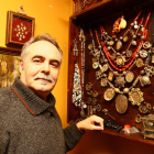 Javier Emperador, junto a unas grandes collaradas de tipología popular.