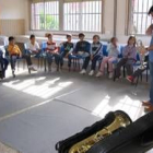 Un grupo de alumnos conoce las características de dos instrumentos