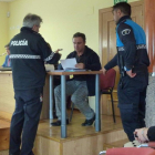 Momento en el que el concejal es expulsado.