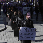 Manifestación violeta ayer por las calles de León.