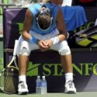 Rafael Nadal piensa concentrado en un descanso del partido de ayer