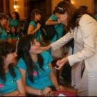 La Concejala de Turismo, Susana Travesí, saluda a dos de las caminantes leonesas