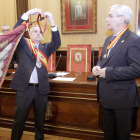 El alcalde impone la Medalla de Oro al pendón, en presencia del regidor de Baeza, Leocadio Marín.