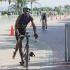 Mhlengi Gwala, el triatleta agredido, en plena transición de la bici, camino de la carrera a pie, en una foto de archivo.