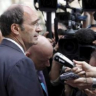 El ministro de Trabajo francés, Eric Woerth, atiende a los medios tras su dimisión.