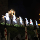 El desfile con las reliquias partió del Paseo del Río y subió hasta el Castillo, entre efectos pirotécnicos. ANA F. BARREDO