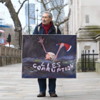 Imagen de un hombre con un cartel satírico. JAVIER AGUIRREZABALAGA