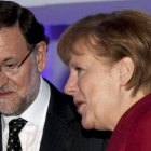 El presidente del Gobierno español, Mariano Rajoy, y la canciller alemana, Ángela Merkel, durante la reunión del Partido Popular Europeo (PPE).