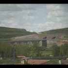 Ya están en funcionamiento los 157 kilómetros de la León-Burgos, desde el pasado miércoles. Viaducto sobre el Arlanzón, en la entrada de Burgos, que enlaza con el tunel de Tardajos.