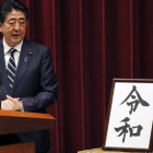 El primer ministro japonés, Shinzo Abe, muestra el nombre de la nueva era del emperador Naruhito.