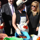 La presidenta de la Diputación saludando a las pimenteras, con Valcarce, Reyero y García.