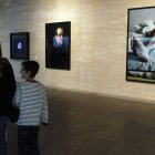 Dos visitantes contemplan alguna de las obras que conforman el nuevo ciclo expositivo del Musac.