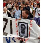 Un manifestante porta un retraro del etarra De Juana Chaos