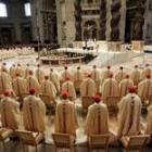 Los miembros del Colegio Cardenalicio asisten a la última misa de novendiales por Juan Pablo II