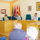 A la reunión en Puente Almuhey asistieron médicos, ATS, políticos y vecinos.