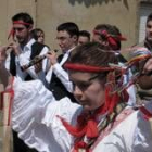 Una de las ocho jóvenes que ejecutaron ayer el paloteo