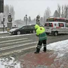 Un barrendero retira la nieve acumulada en una de las calles de Burgos.
