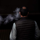 Un hombre fuma en una terraza de Barcelona. ALEJANDRO GRACÍA