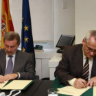 El presidente de Adif y el alcalde de Villamanín firmaron ayer el convenio de restitución.