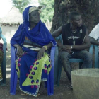 La familia de Idrissa, su madre Yasi, vestida de color azul, y su hermano Karamogo, a la derecha.