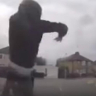 Imagen del vídeo en el que el motorista se abalanza sobre el coche.